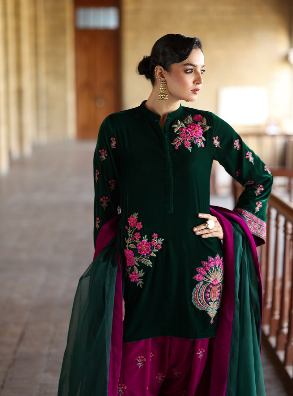 Zainab Chottani | Velura Velvet Edit 25 | Niya Farshi - Official Zainab Chottani stockist in UK - Sakeena London