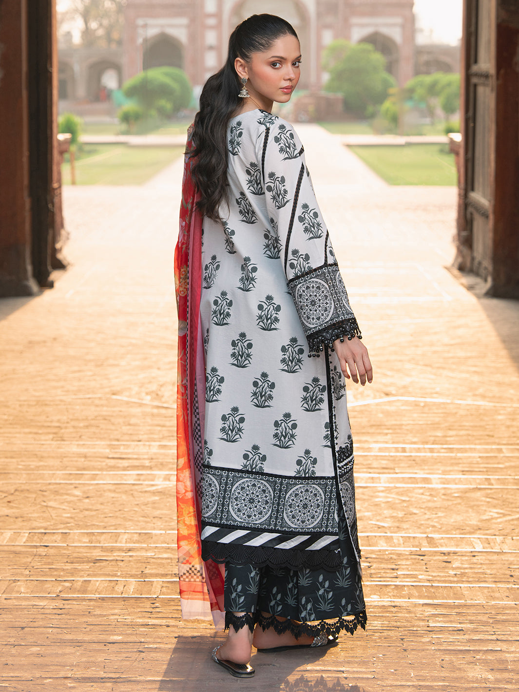 Bin Ilyas | Naqsh Naaz Luxury Lawn 25 | 2082 - A - Official Bin Ilyas stockist in UK - Sakeena London