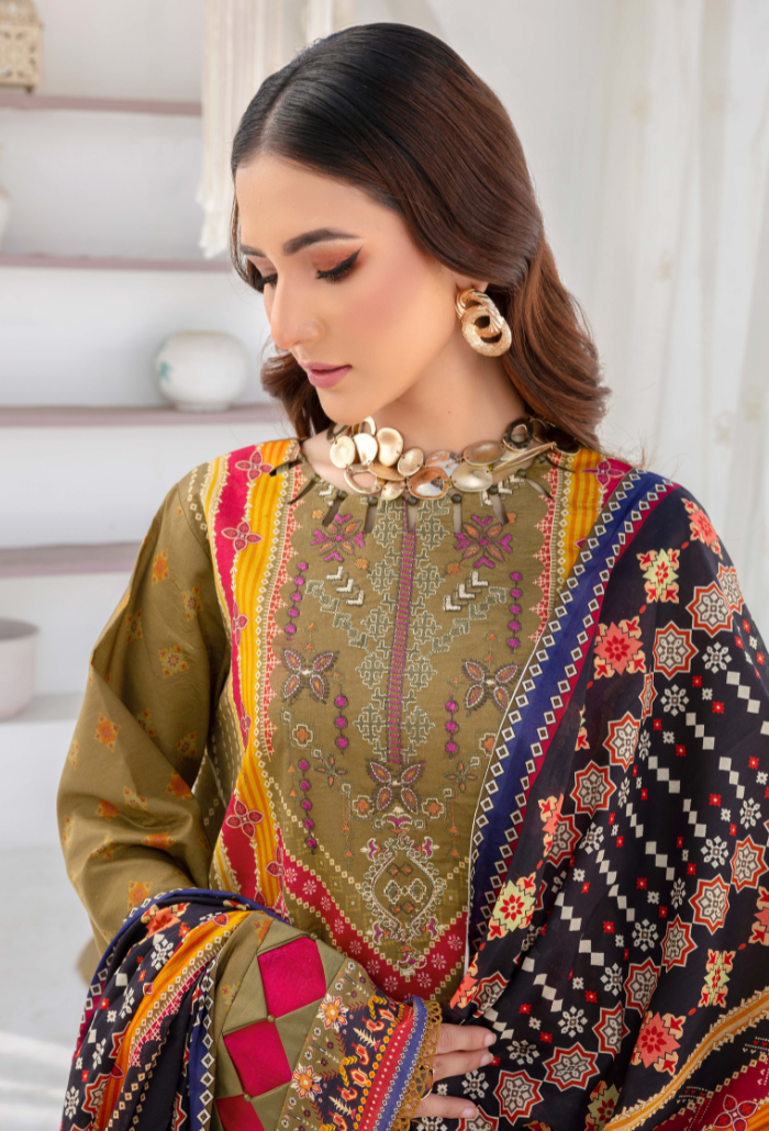 Humdum | Saira Bano Lawn 24 | D06 - Official HumDum stockist in UK - Sakeena London