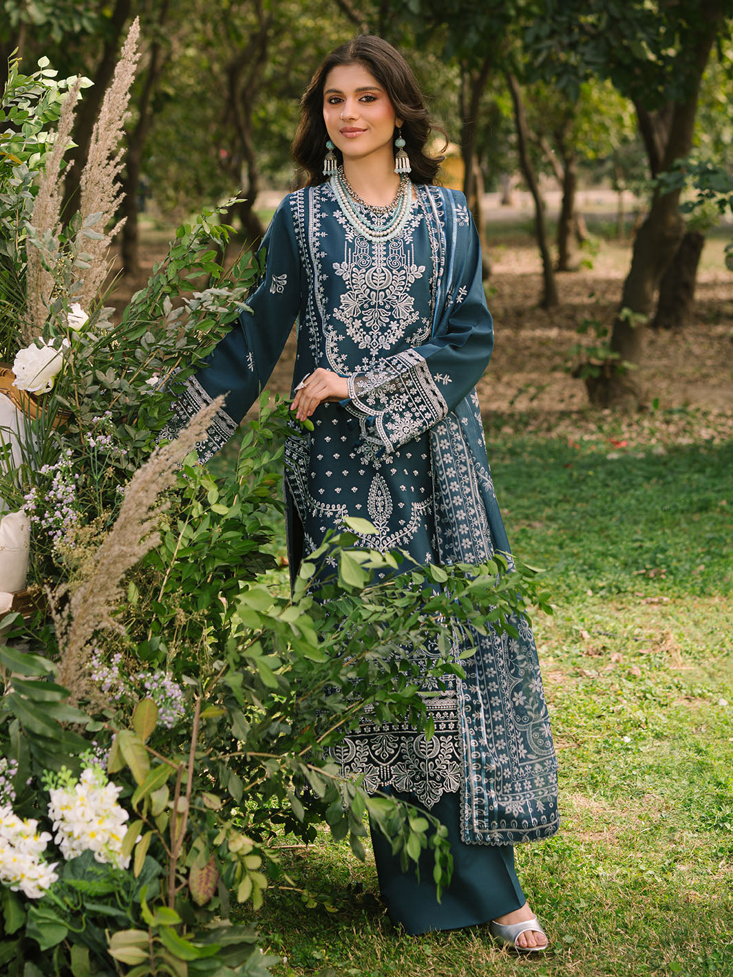Mahnur | Dahlia Luxury Lawn 25 | Bella - Official Mahnur stockist in UK - Sakeena London