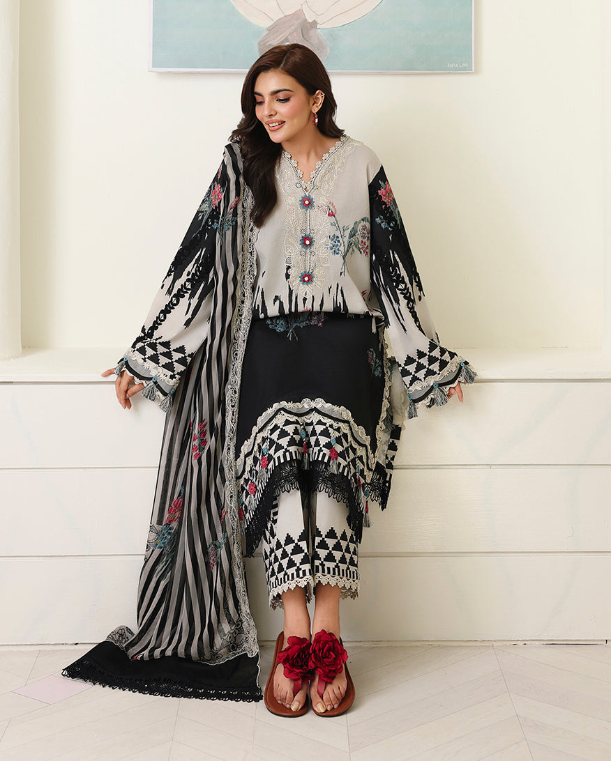 Roheenaz | Petals in Print | Black Petals