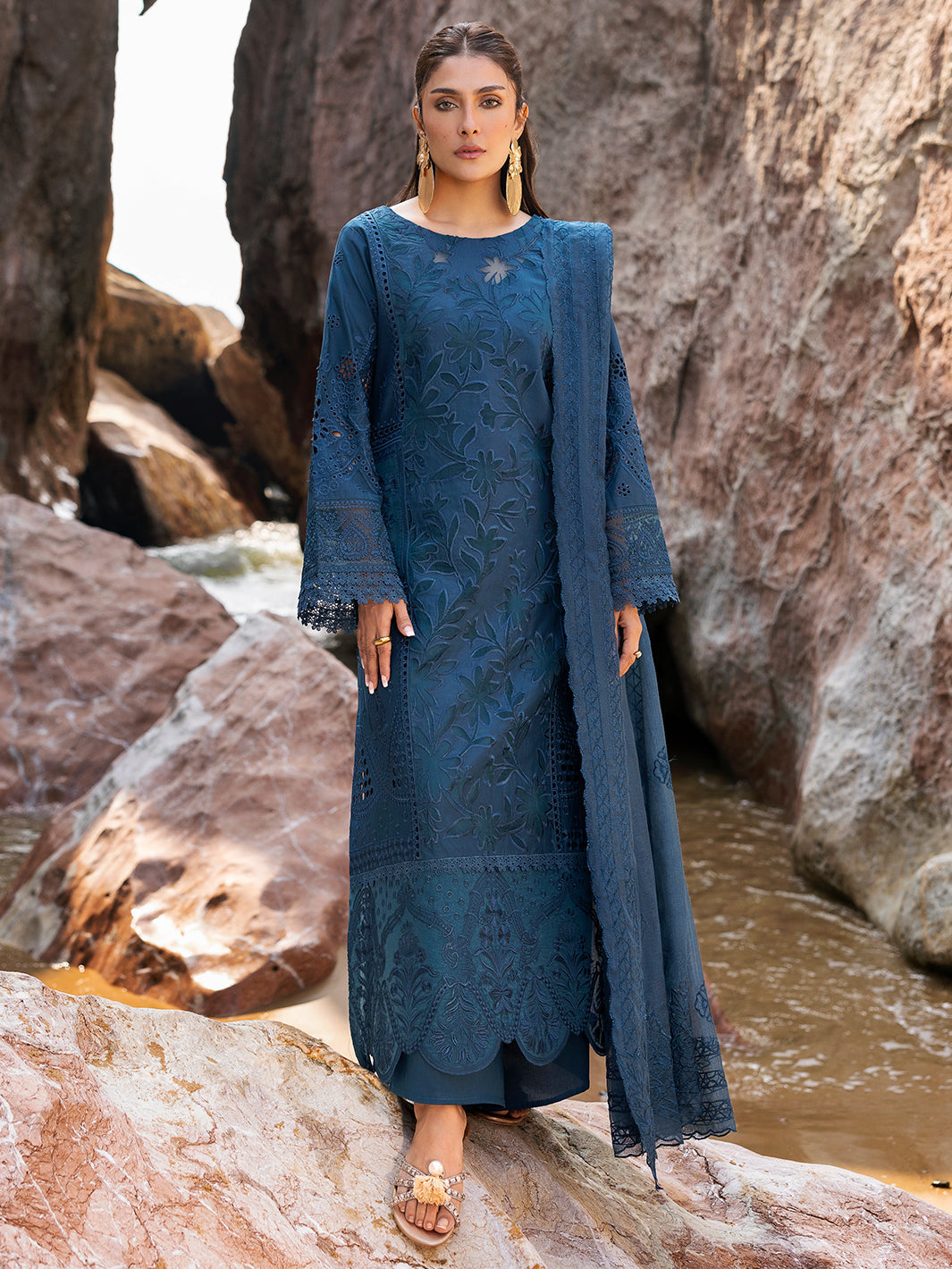 Mahnur | Sirena Luxury Lawn 25 | Iris - Official Mahnur stockist in UK - Sakeena London