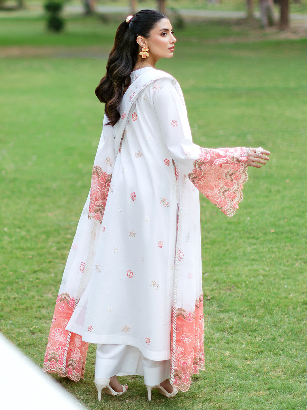 Mahnur | Sophie Luxury Lawn 25 | Lyra - Official Mahnur stockist in UK - Sakeena London