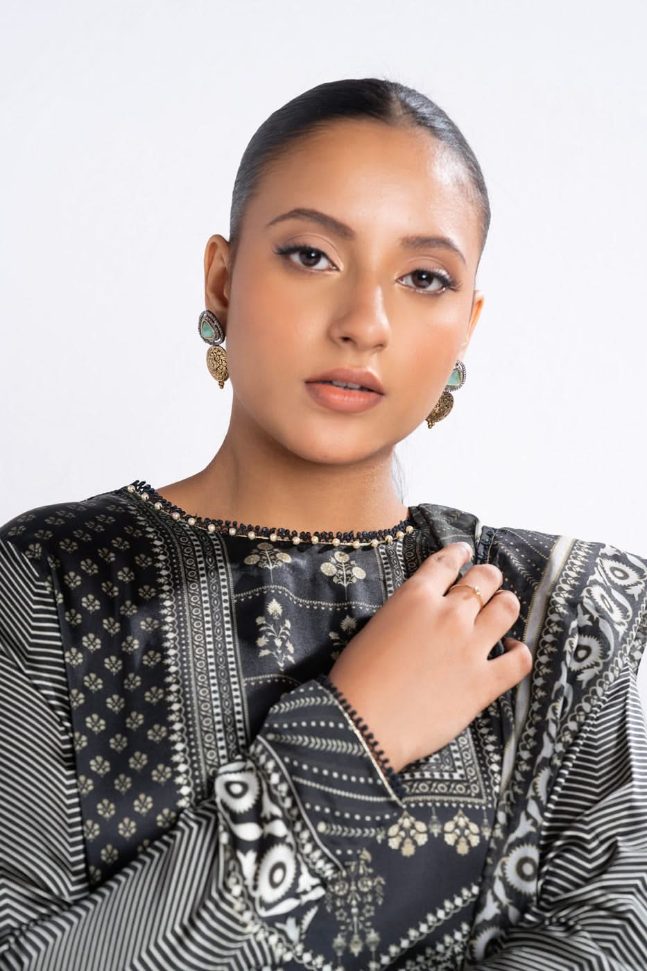 Al Karam | Winter 24 | SK-05-24 - Official Alkaram stockist in UK - Sakeena London
