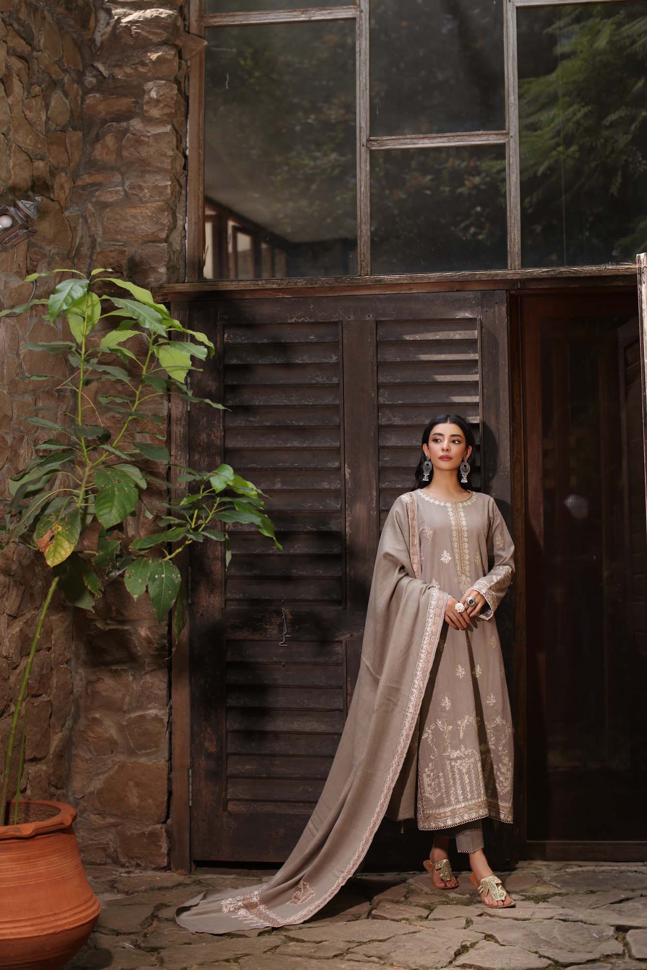 Noor by Saadia Asad | Suzaankari Winter 24 | D07 - Official Noor by Saadia Asad stockist in UK - Sakeena London