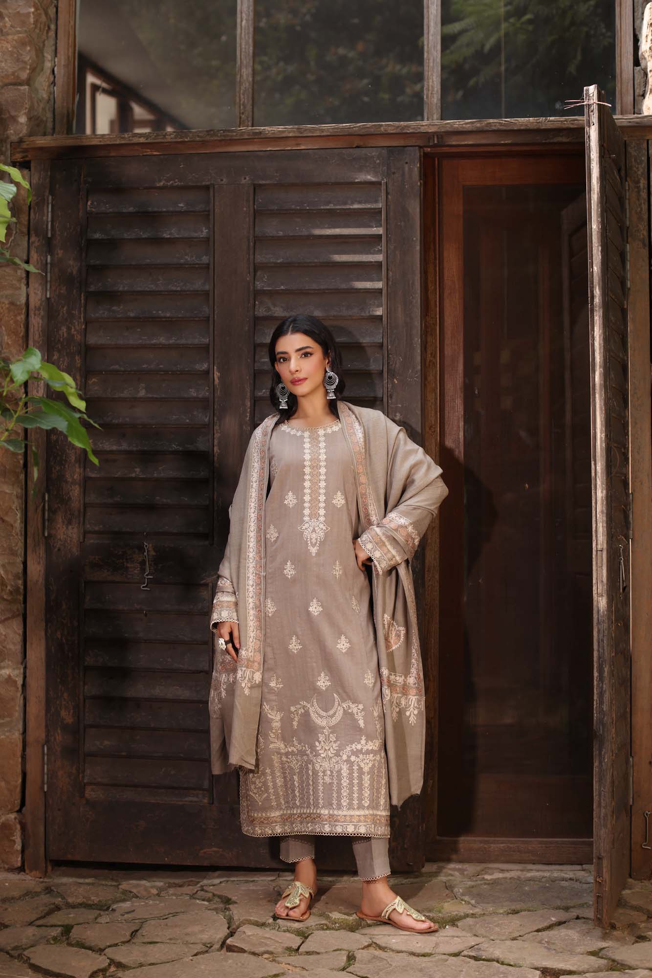 Noor by Saadia Asad | Suzaankari Winter 24 | D07 - Official Noor by Saadia Asad stockist in UK - Sakeena London