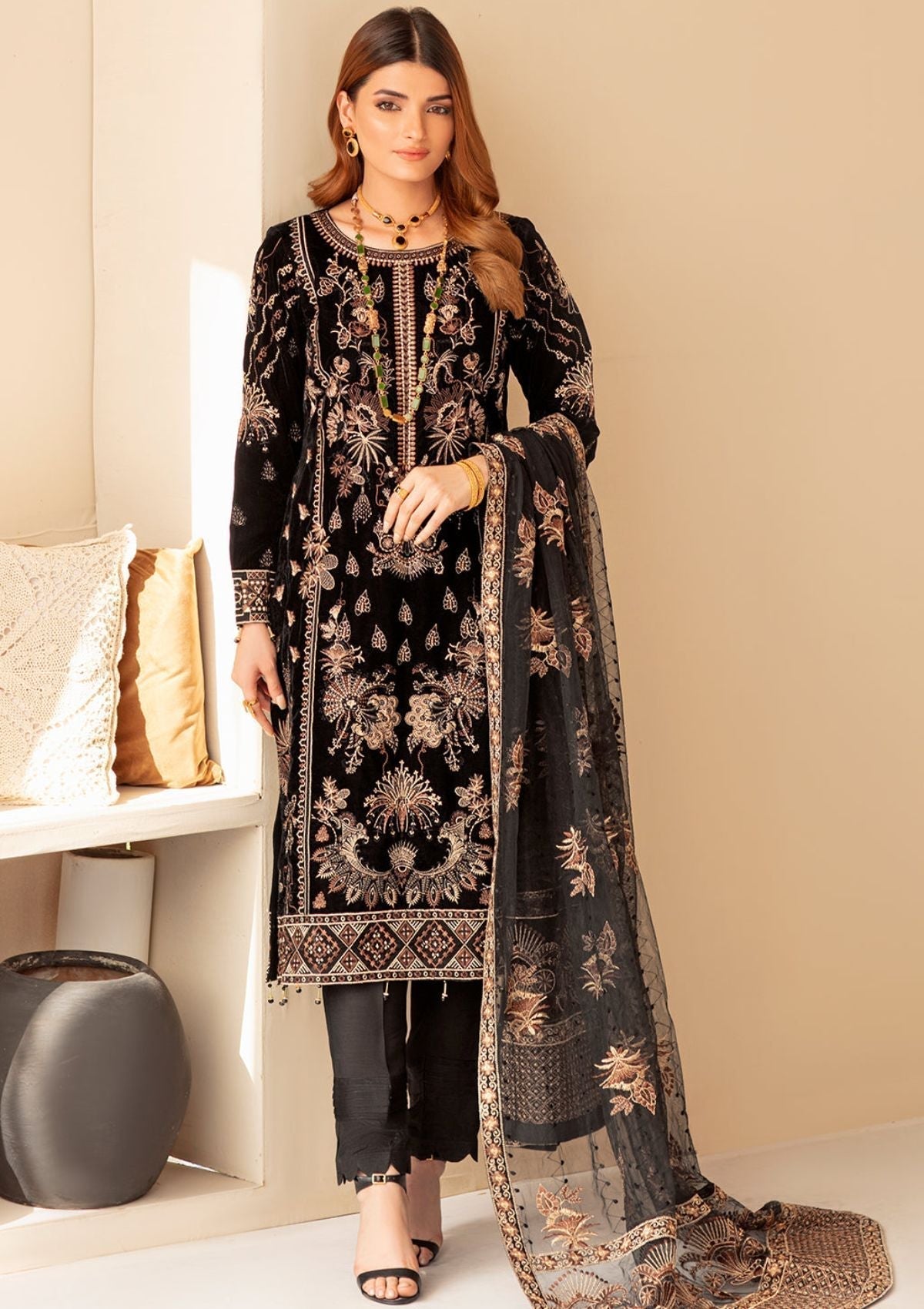 Winter Collection - Ramsha - Velvet - V04 - D#401 (Black)
