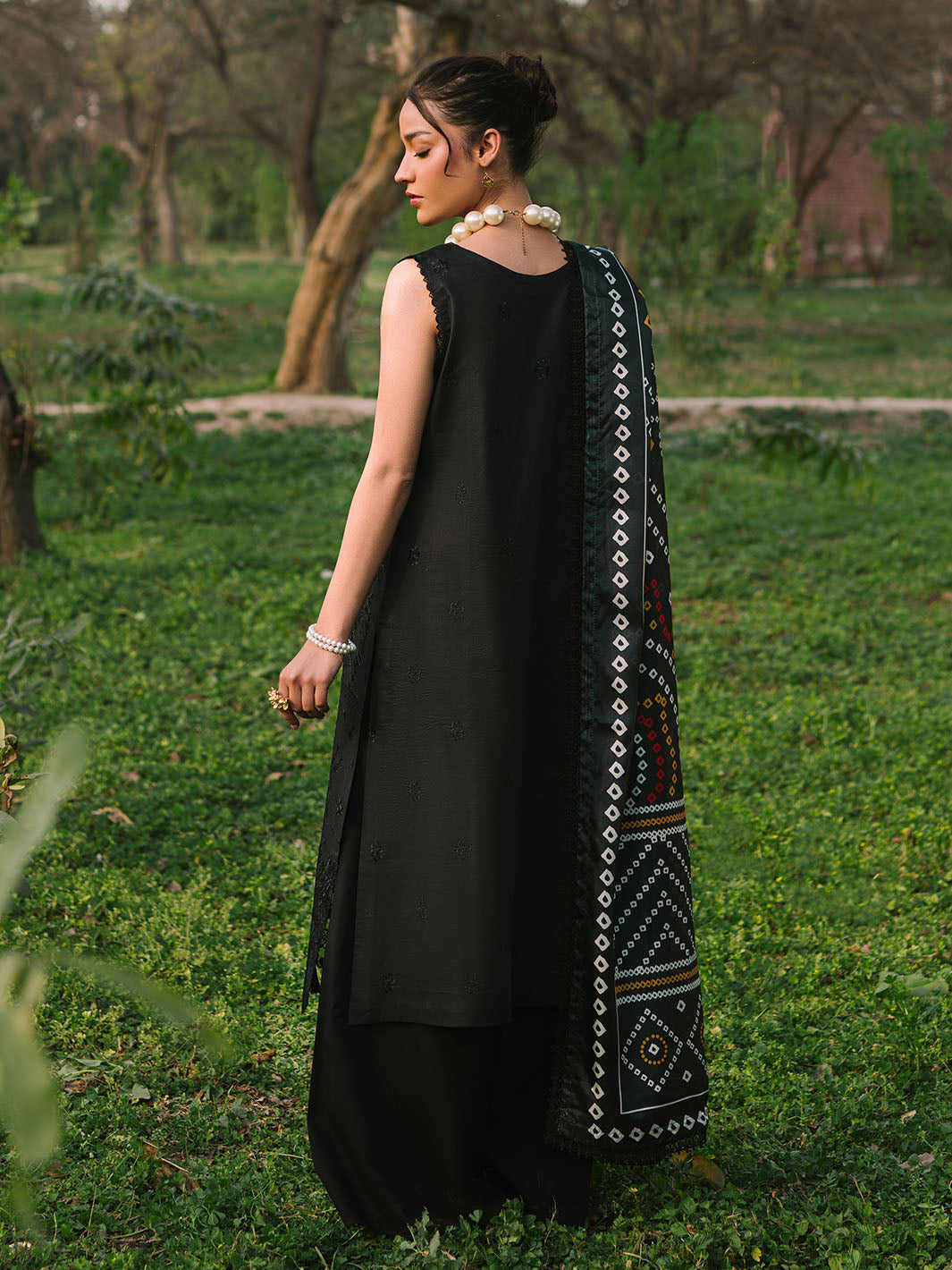 Mahnur | Dahlia Luxury Lawn 25 | Zoe - Official Mahnur stockist in UK - Sakeena London